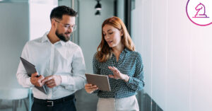 Equipo profesional revisando información en una tablet mientras coordina decisiones estratégicas en un entorno corporativo moderno.