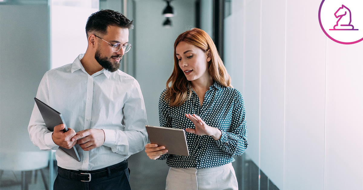Equipo profesional revisando información en una tablet mientras coordina decisiones estratégicas en un entorno corporativo moderno.